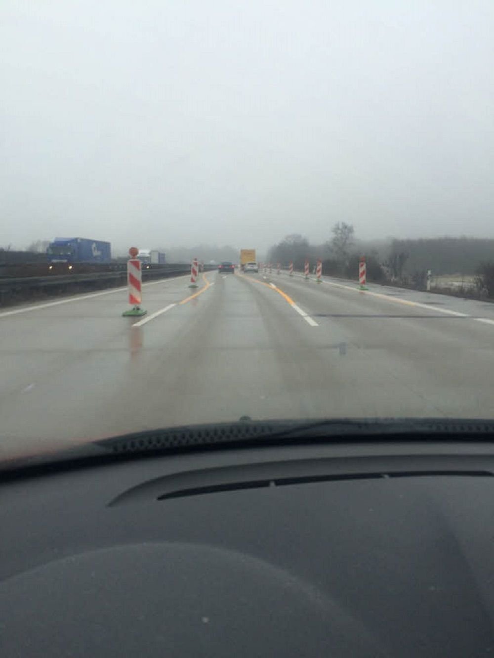 Die Verengung der Fahrbahn verlangt höchste Aufmerksamkeit.