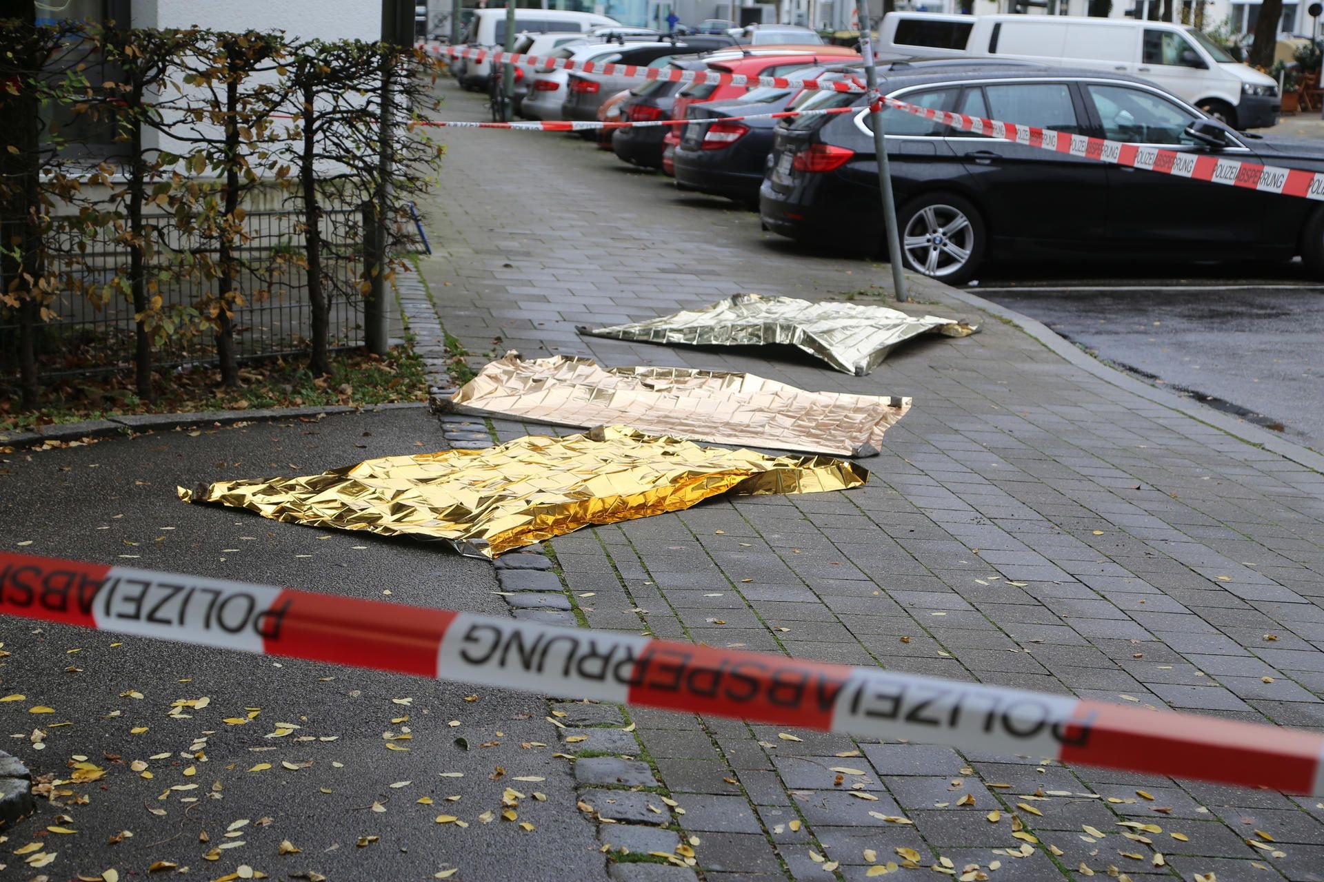 Ein 33-Jähriger hat am Samstag in München eine Frau und einen Jungen geschlagen und sechs Männer mit einem Messer verletzt.