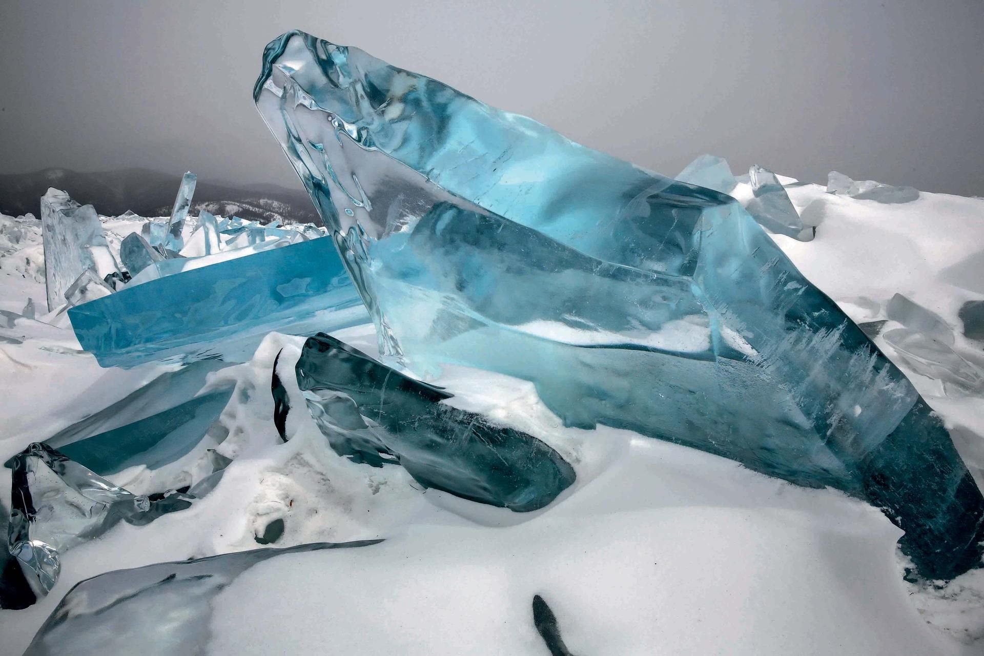 Weil das Wasser des Baikalsees außergewöhnlich rein ist, wird auch das Eis besonders transparent, Sibirien, Russland.