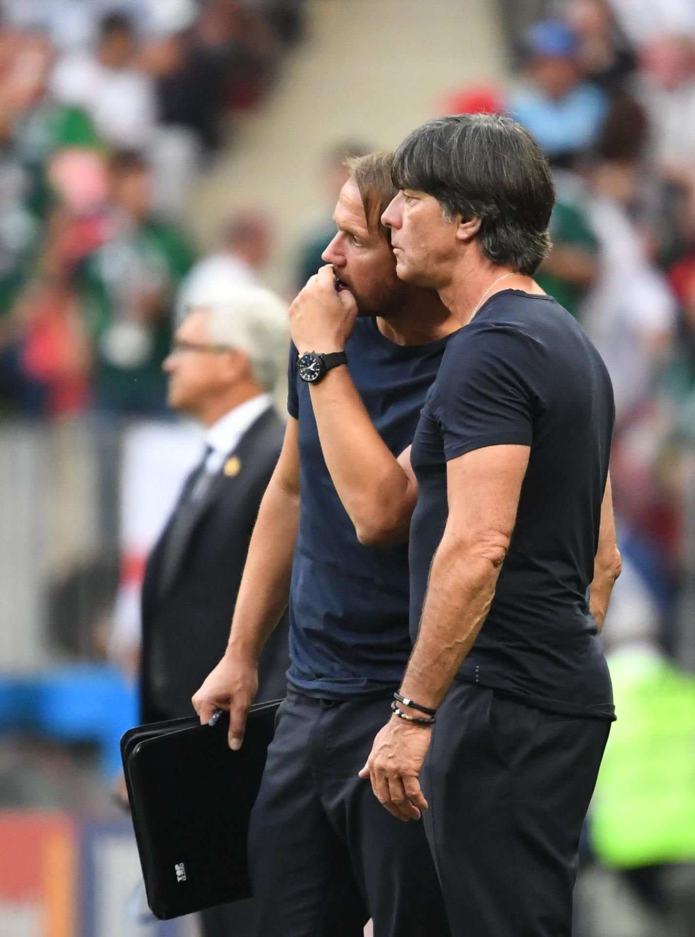 Trainer Joachim Löw aus Deutschland spricht mit Assistenztrainer Thomas Schneider (l) aus Deutschland.