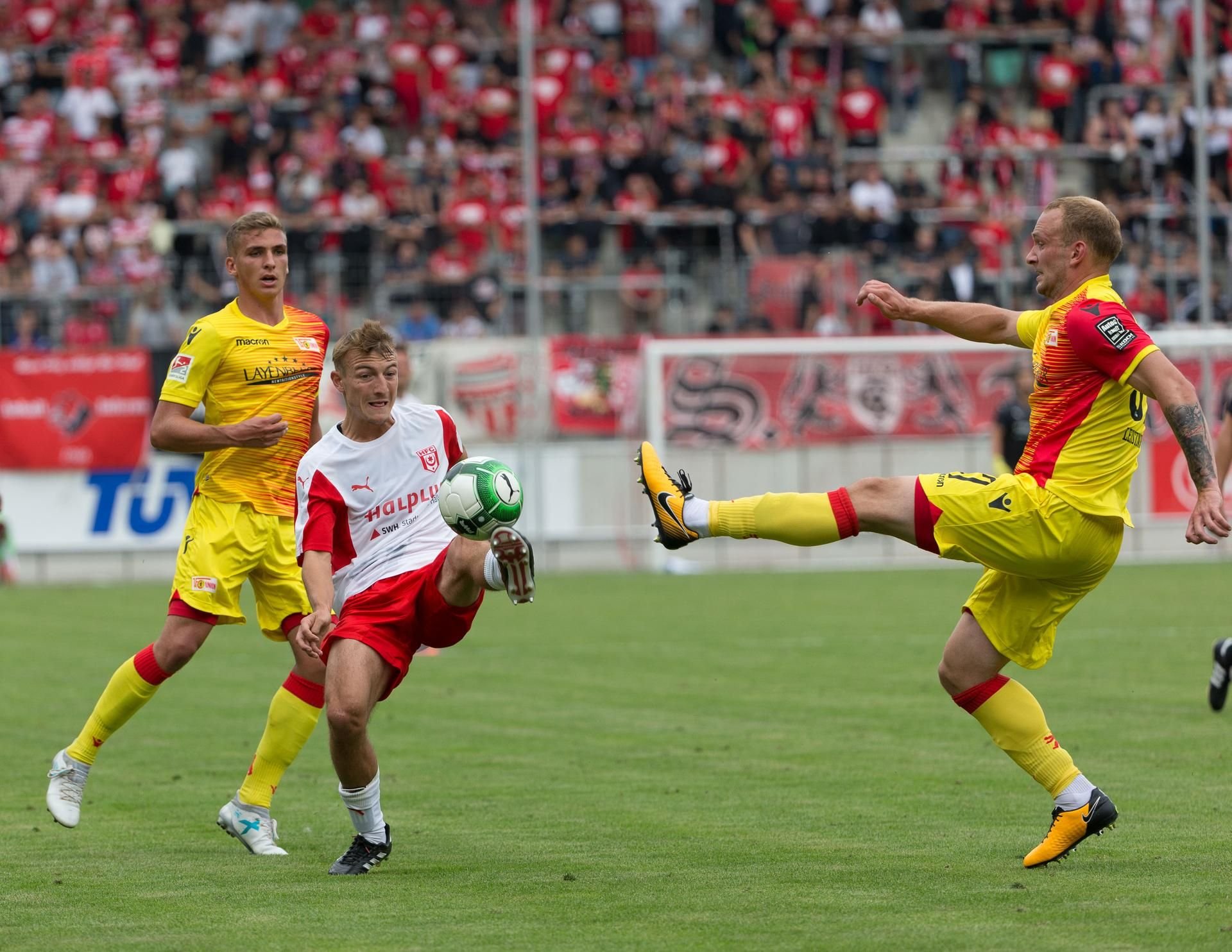 Daniel Bohl und Toni Leistner im Duell um den Ball.