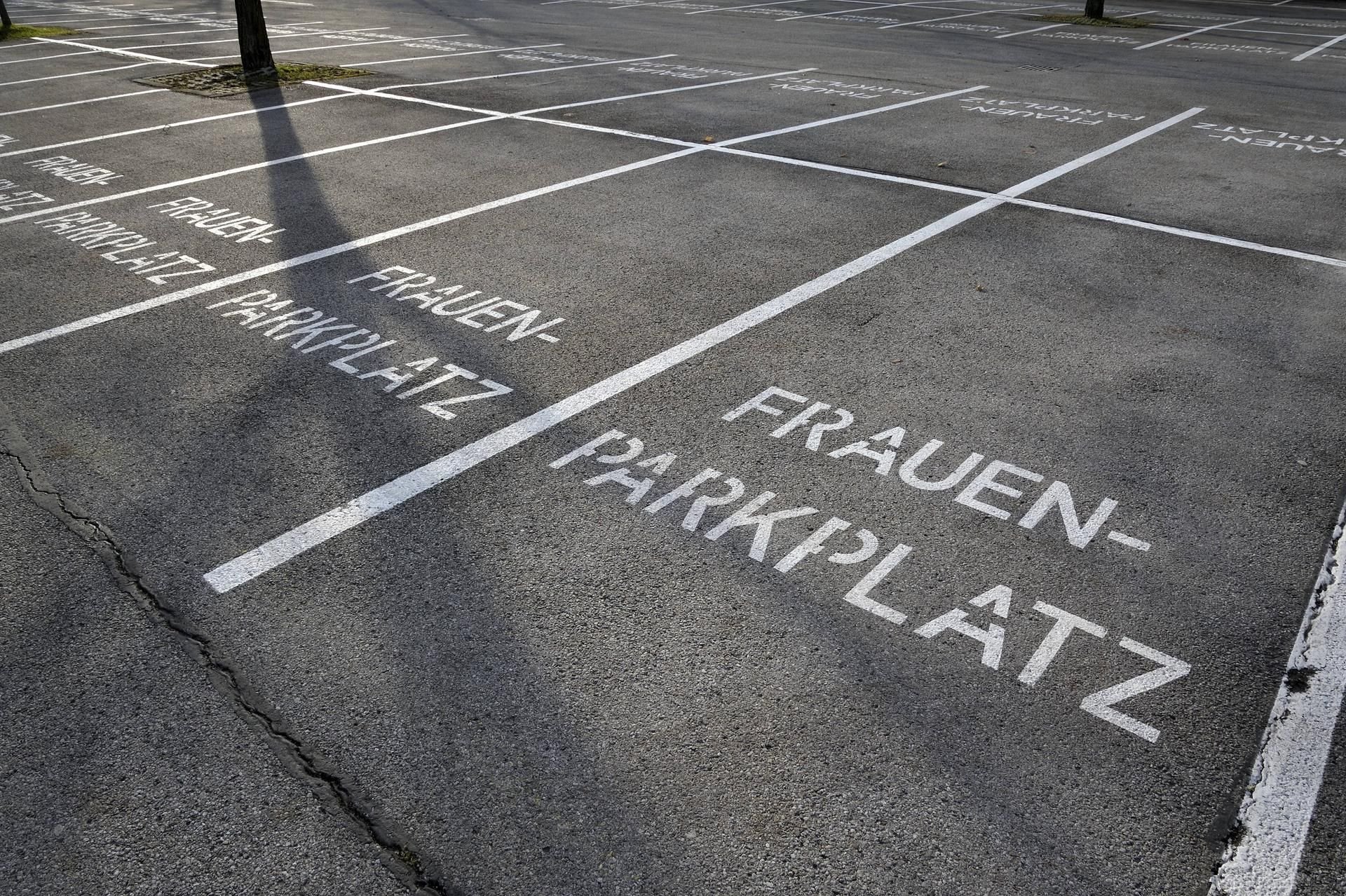 Dürfen Männer auf Frauenparkplätzen parken?