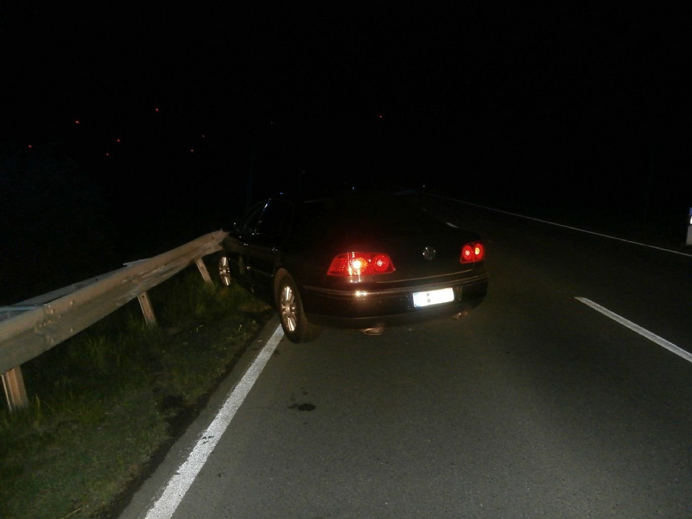 Nach dem Steinwurf verlor der Fahrer die Kontrolle über seinen VW Phaeton und krachte in die Leitplanke.