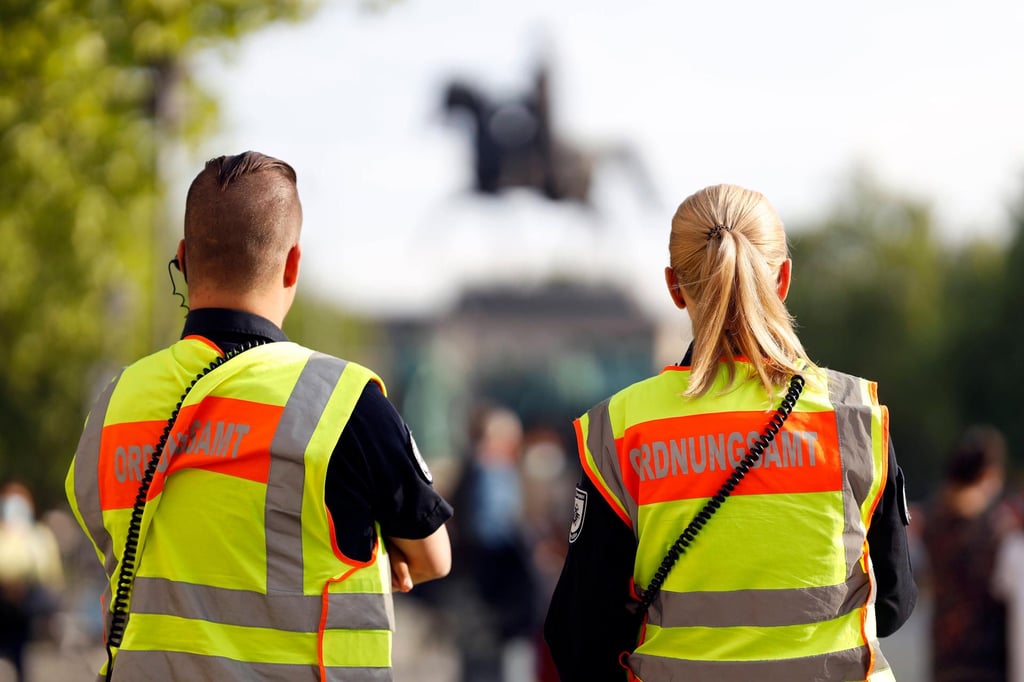 Mitarbeiter vom Ordnungsamt auf Streife (Symboldbild)