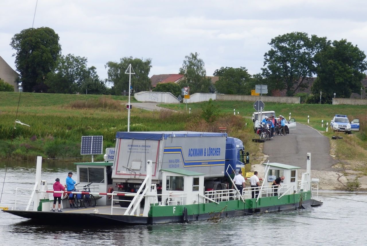 Während des Fährbetriebes untersuchten Polizisten der Wasserschutzpolizei am Mittwoch den Tatort an der Elbefähre Pretzsch. Am Montag, 8. August war nach einem Unfall ein Traktor samt Anhänger in die Elbe gerollt.
