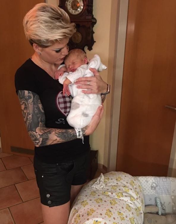 Melanie Müller mit ihrem Baby Mia Rose, das vor 13 Tagen auf die Welt kam.