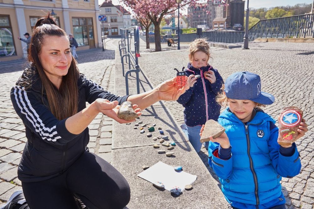 Maren Bilke hat mit ihrem Sohn Noah und dessen Freundin Ayla den Startschuss für Bernburgs Steinschlange gegeben.