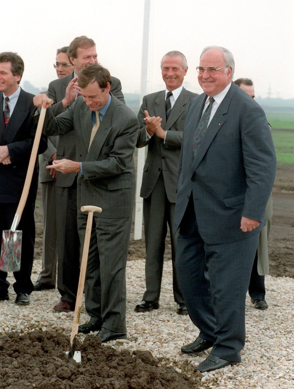 Freude bei Bundeskanzler Helmut Kohl (r.) und dem Präsidenten von Elf Aquitaine, Phillippe Jafre (3.v.r.), die am 25.05.1994 in Leuna symbolisch den ersten Spatenstich für die neue Raffinerie «Leuna 2000» vollziehen.