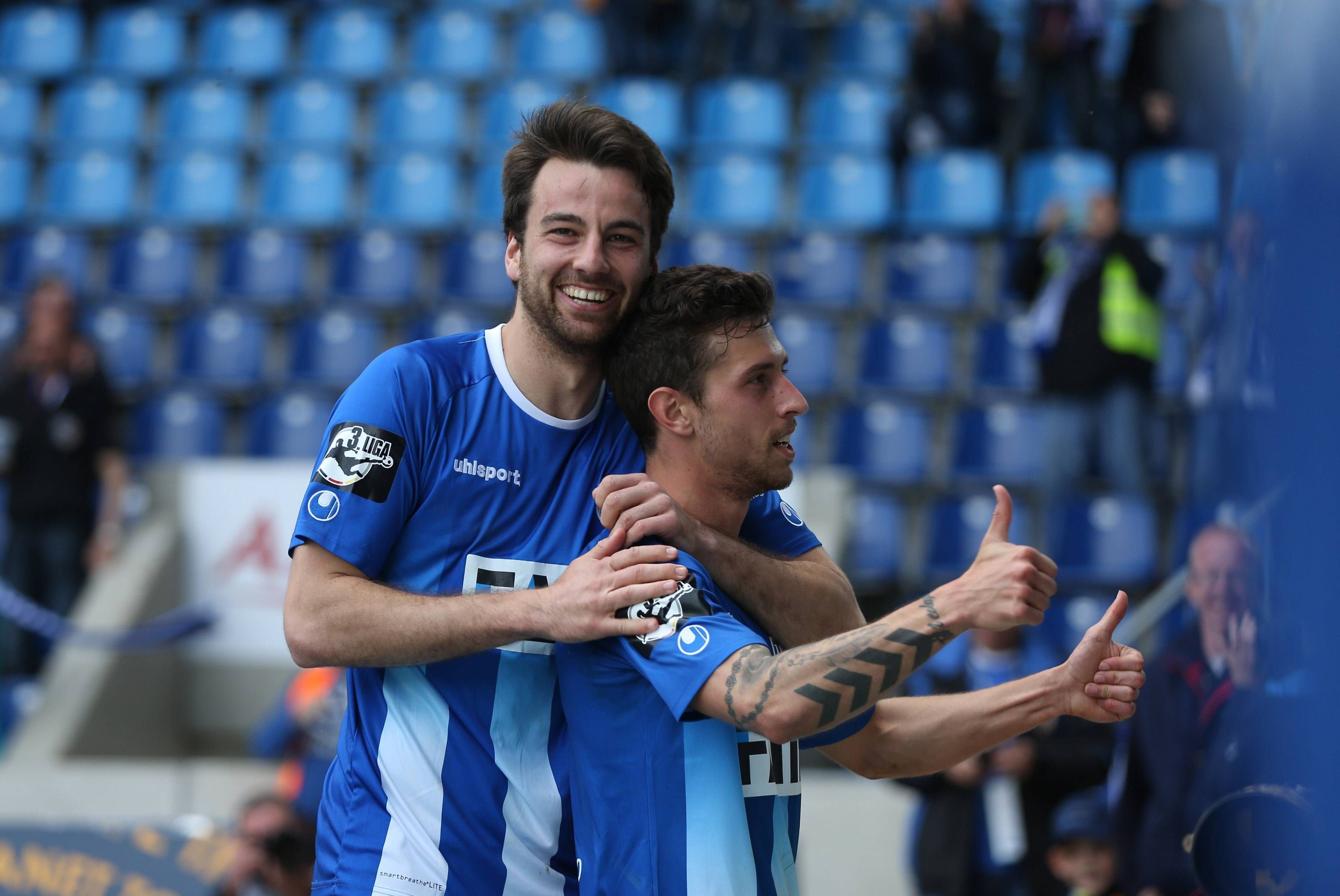Manuel Farrona Pulido und Christian Beck bejubeln das Tor zum 3:0 gegen Großaspach.