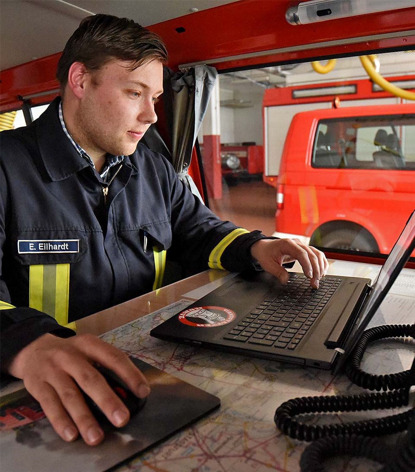 Eric Eilhardt kümmert sich um den Facebook-Auftritt der Feuerwehr.