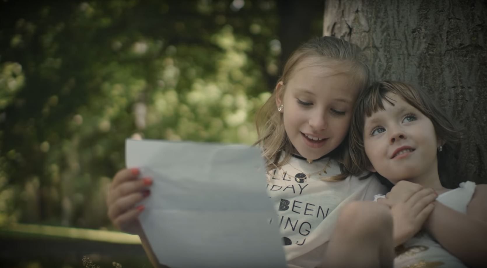 Nele und Mia lesen einen Brief ihrer Mutter Andrea, den sie noch vor ihrem Tod geschrieben hatte.