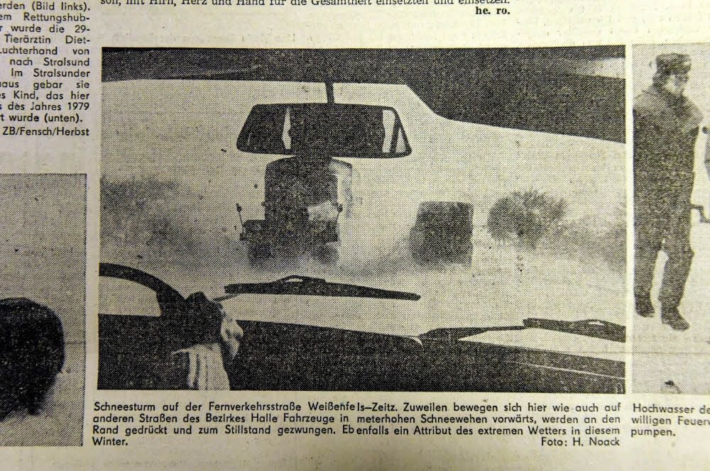 Der Winter 1978/1979 war kein Zuckerschlecken: Dieses Foto aus der damaligen Tageszeitung „Freiheit“ zeigt die Straße zwischen Weißenfels und Zeitz mit Schneeverwehungen.