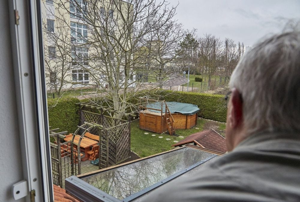 Der eingezäunte Aufenthaltsbereich für die Flüchtlinge grenzt direkt an die Eigenheimsiedlung. Eine Verlegung auf die andere Gebäudeseite ist laut Innenministerium angeblich nicht möglich.