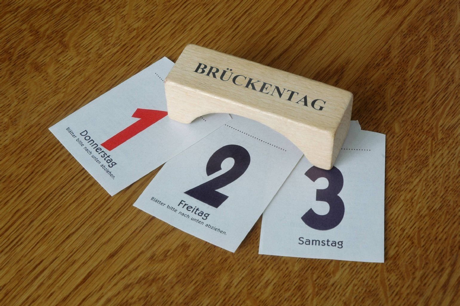 Wer an einem Brückentag Urlaub nimmt, kann das Wochenende clever verlängern.