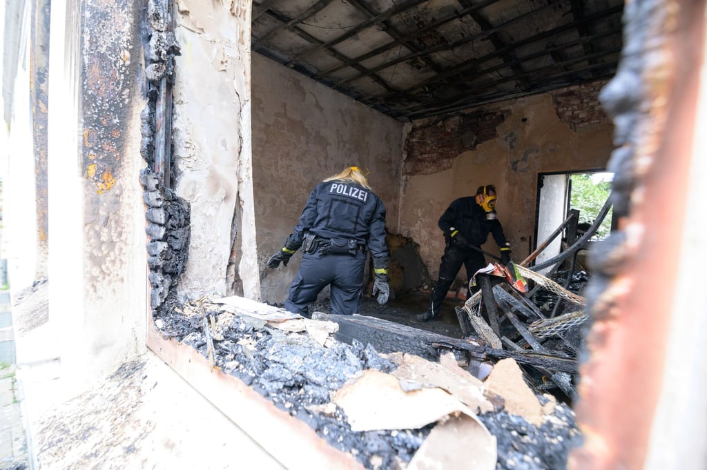 Zwei Brandermittler der Polizei im Einsatz.