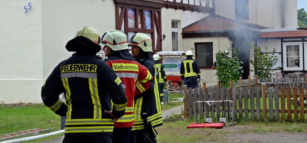 Am Sonntag bricht in einer Pension in der Dobritzer Straße ein Feuer aus. Eine Person wird vermisst. Eine fieberhafte Suche beginnt.