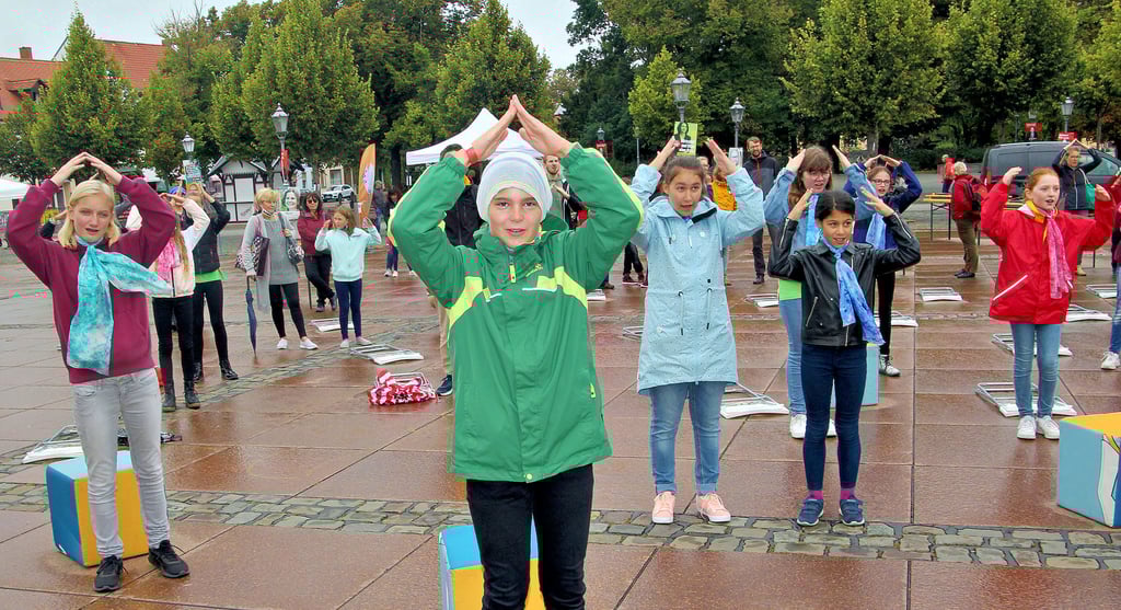 Viele Kinder und Jugendliche beteiligten sich am Jugendchor-Festival auf dem Karlsplatz in Bernburg.