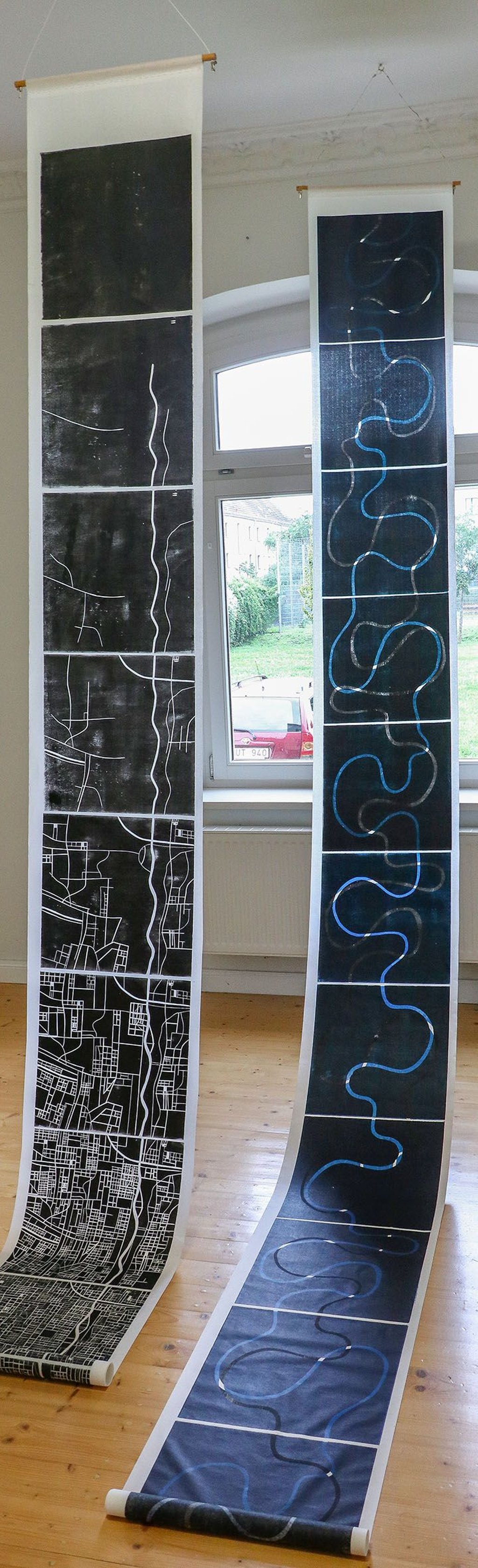 Nicht alle Kunst hängt auch an der Wand: Diese meterlangen bedruckten Rollen wurden an der Decke befestigt.