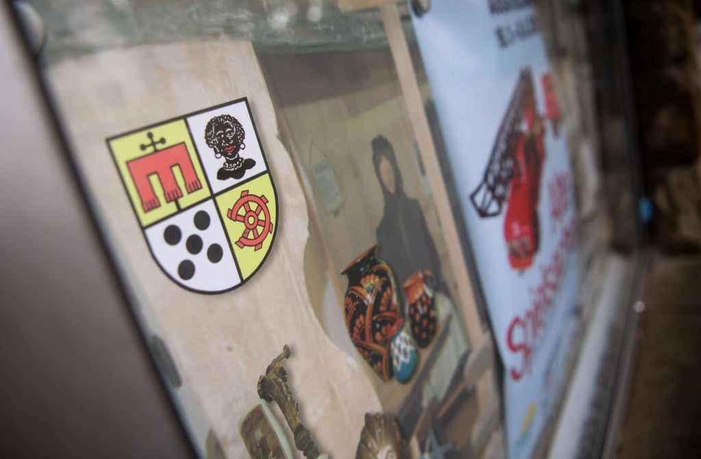 Das Wappen des Stuttgarter Stadtbezirks Möhringen ist auf einem Plakat abgebildet.