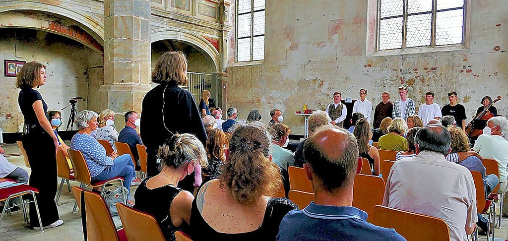 Die Schüler und Schülerinnen des Jessener Gymnasiums stellen die Frauen der Lichtenburg szenisch dar.