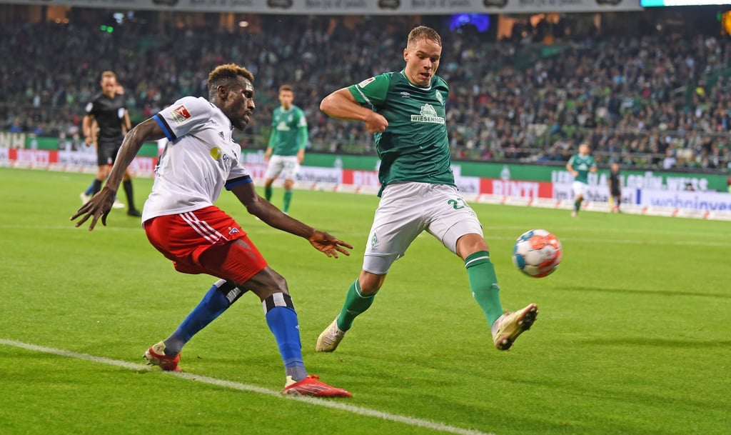 Hamburgs Bakery Jatta (l) kämpft gegen Werders Niklas Schmidt um den Ball.