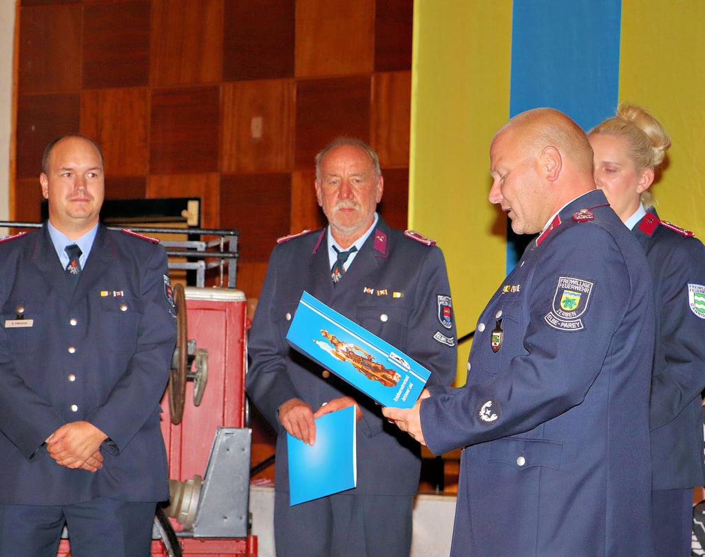 Gemeindewehrleiter Steve Flügge (2. v.re.) und Julia Hausschild (re.) vom Kreisfeuerwehrverband Jerichower Land zeichneten Steffen Fähnrich und Lothar Rutt (v. li.) mit dem Ehrenabzeichen des Kreisfeuerwehrverbandes aus.
