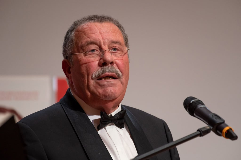 Preisträger Peter Krawietz spricht nach Erhalt der Urkunde.