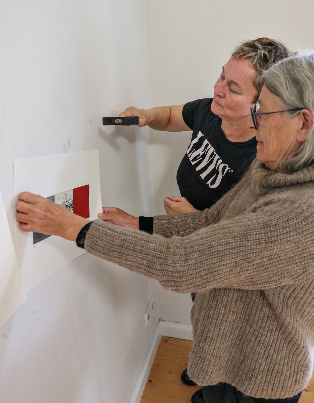 Die Künstlerinnen Christina Lindberg (rechts) und Gunilla Boije aus Borås beim Hängen ihrer Bilder am Samstag.