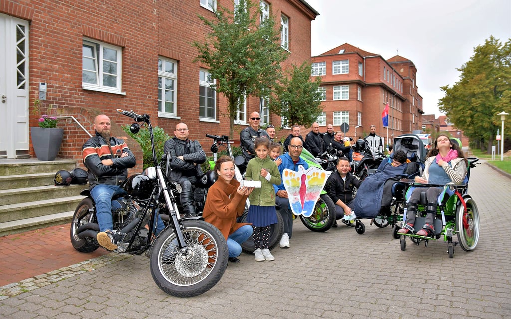 Zur Spendenübergabe parkten die Biker mit ihren Maschinen direkt vor dem Kinderhospiz.