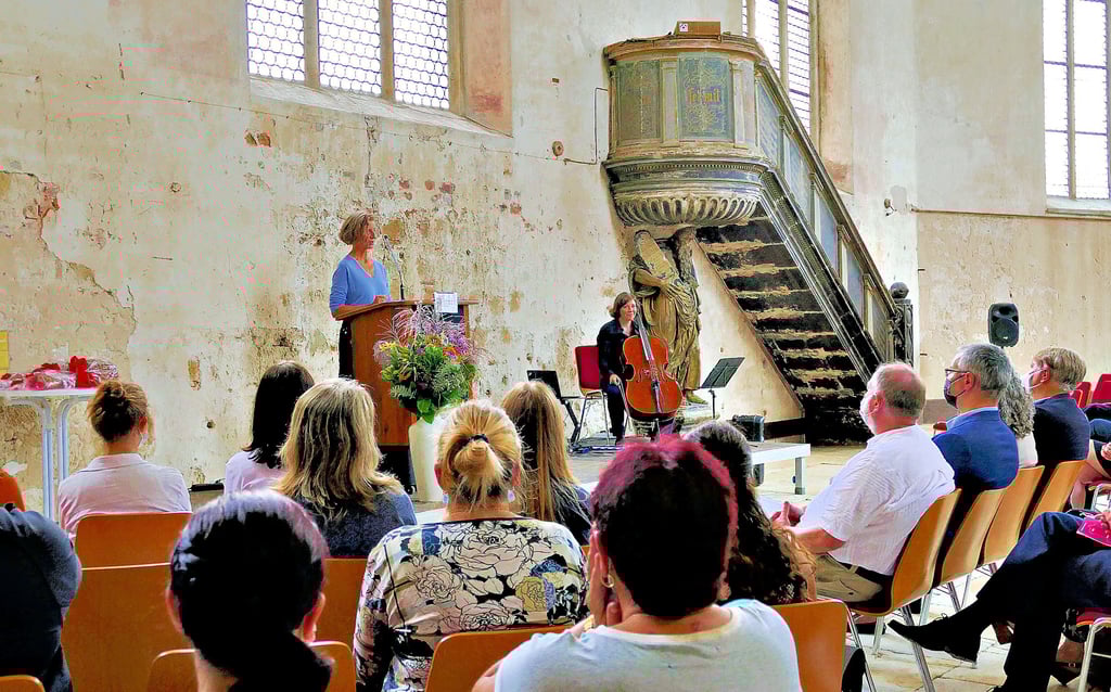 Petra Reichenbach erklärt den Gästen wärend der feierlichen Ausstellungseröffnung ihre Installation ? Starken Frauen der Lichtenburg?, die im Zuge des zweiten Heimatstipendiums entstand.
