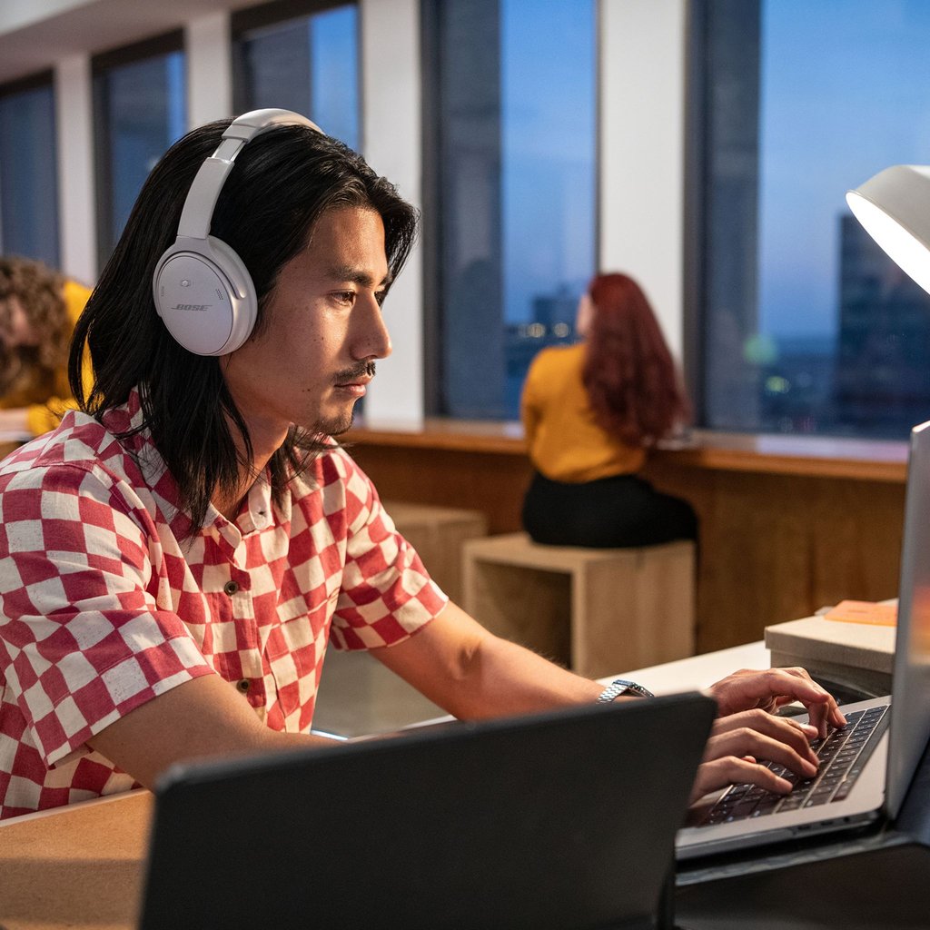 Kopfhörer mit Active Noice Cancelling (ANC) wie der neue Bose QC 45 blenden störende Außengeräusche einfach per Gegenschall aus.