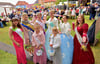 Zur 1025-Jahr-Feier gab es ein buntes Festwochenende mit viel  Unterhaltung.  Auf Foto die scheidende Roßlaer Maikönigin Larissa Soyke (5. von links).  Sie hatte eingeladen und eine ganze Reihe anderer  Majestäten kamen nach Roßla. Sie ließen sich auf der Bühne und dem Festplatz bestaunen. 