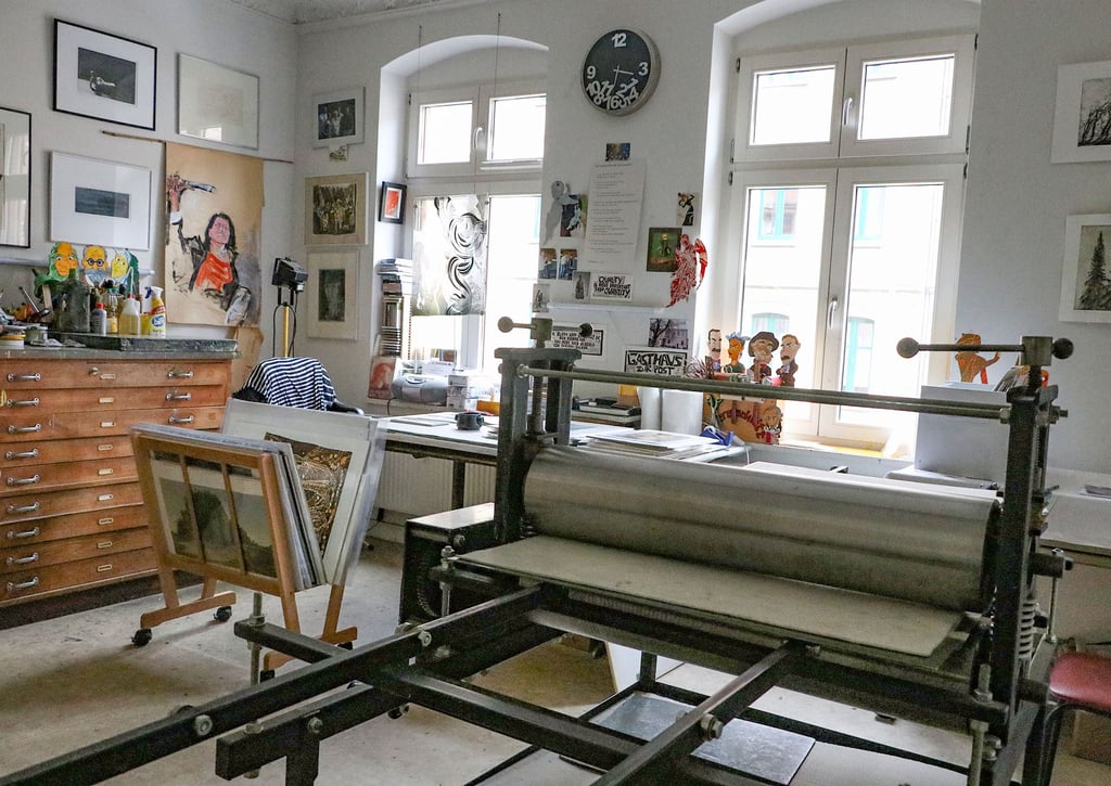 Da zur Vernissage auch gleichzeitig ?Tag des offenen Ateliers? war, konnten Besucher einen Blick in die Werkstatt von Christina Simon werfen.