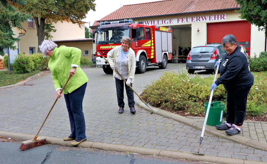 Silvia Kraft (von links), Hildrud Otto und Beate Keck von den Landfrauen Reichardtswerben helfen bei der Saubermach-Aktion in ihrem Dorf.