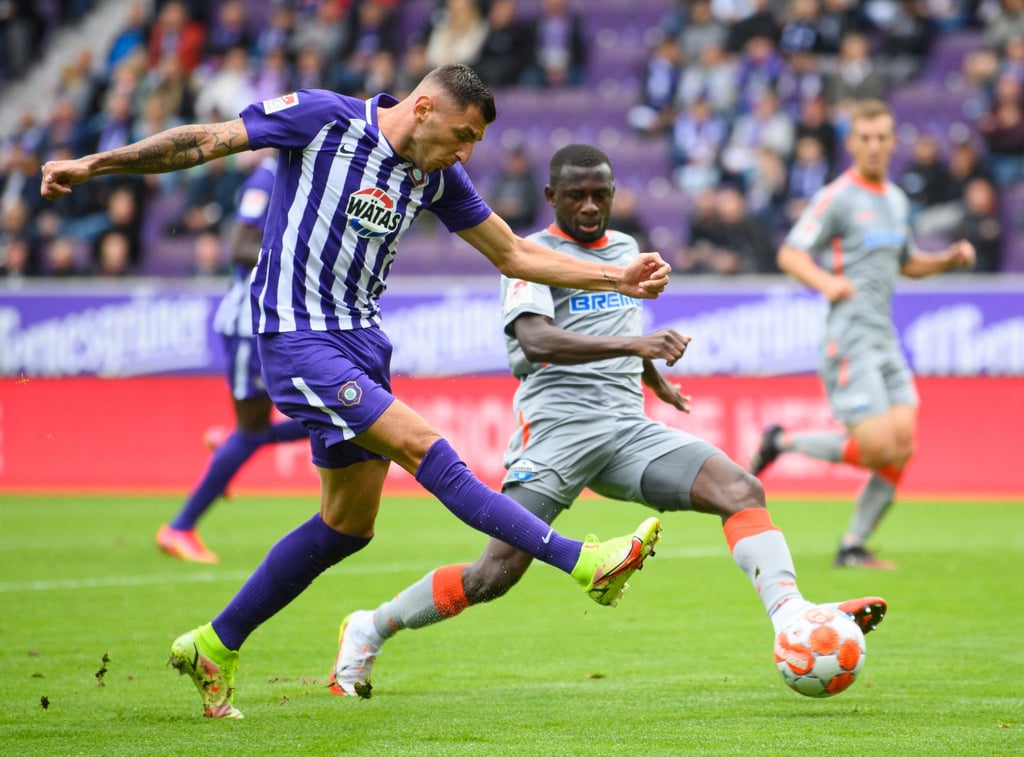 Aues Nikola Trujic (l) gegen Paderborns Jamilu Collins.