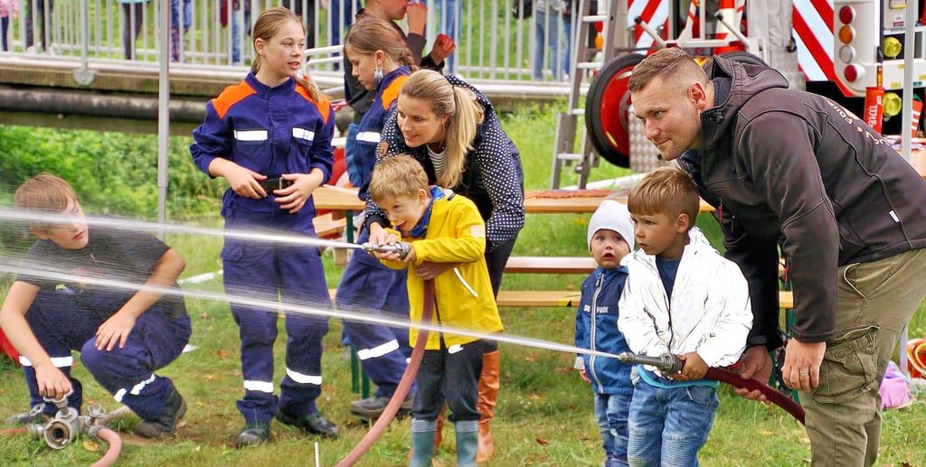 Kinder probierten beim Kinder- und Familienfest am Stadtsee in stendal das Löschen aus. Foto: Gerhard Draschowski