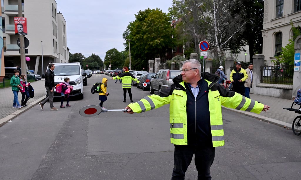 An der Dreisprachigen Grundschule in Magdeburg haben sich die Eltern zum Verkehrshelfer ausbilden lassen.