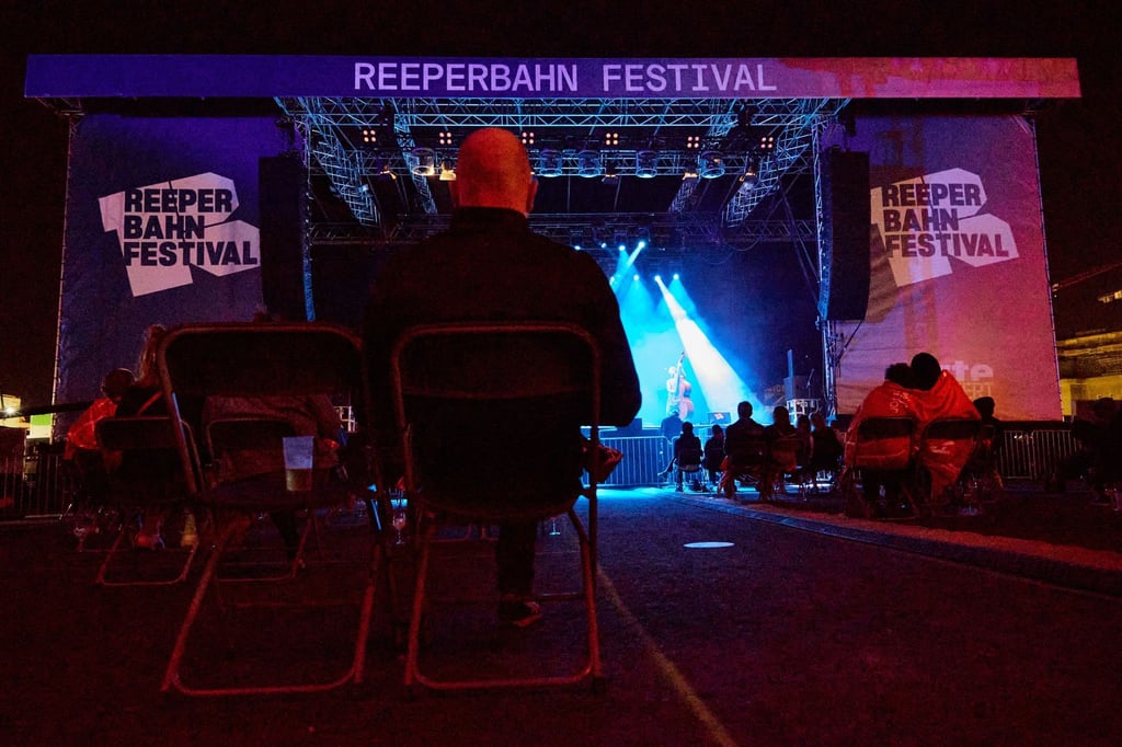 Zuschauer verfolgen einen Auftritt im Rahmen des Reeperbahn Festivals.
