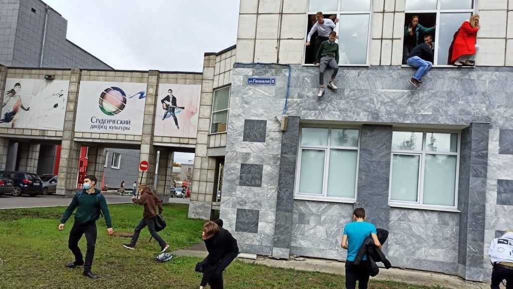 Ein Mann hat an einer Universität im russischen Perm um sich geschossen. Viele Menschen versuchten zu fliehen. Acht Tote soll es geben.