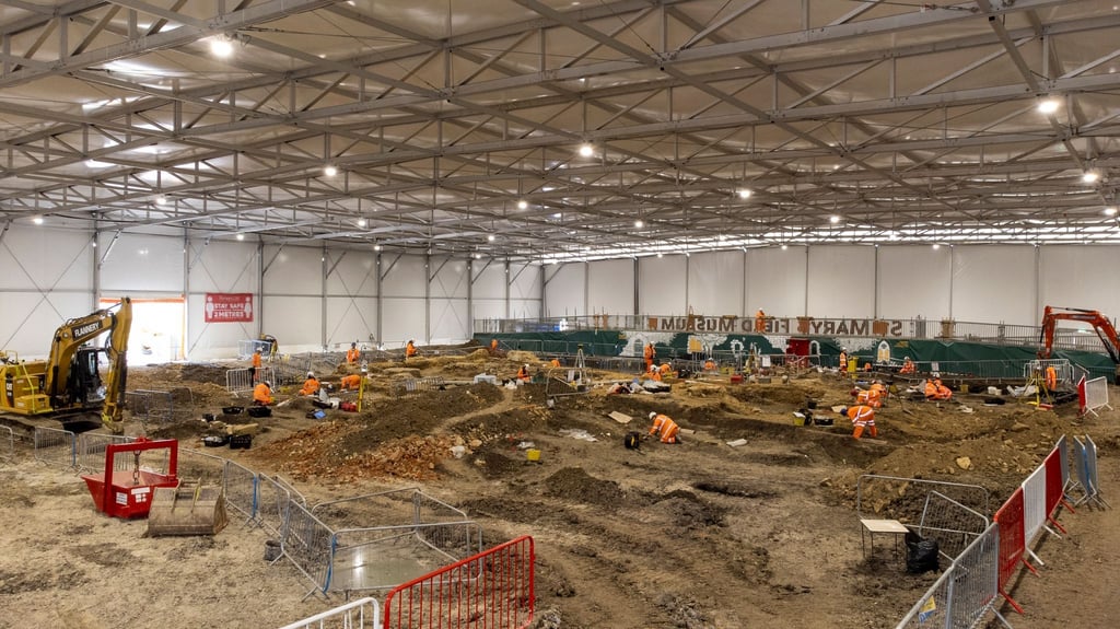 Bei Ausgrabungen im Rahmen des Baus der der Hochgeschwindigkeitsbahnstrecke HS2 haben Archäologen die Überreste einer sehr alten angelsächsischen Kirche gefunden (Aufnahme mit eienr Drohne).