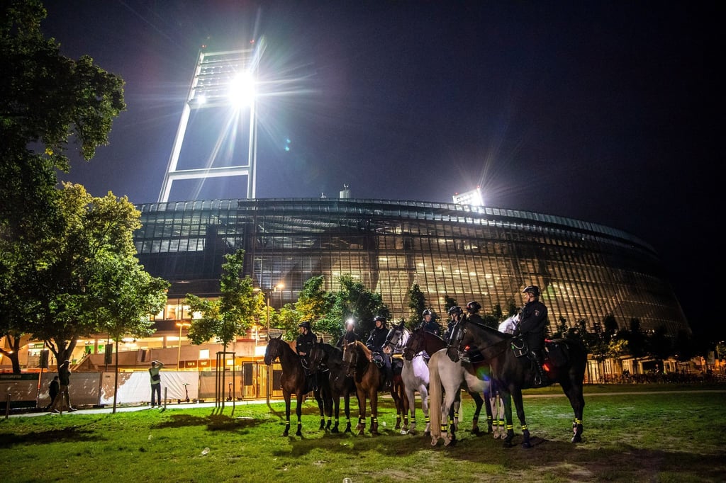 Die berittene Polizei steht mit ihren Pferden vor dem Weserstadion.