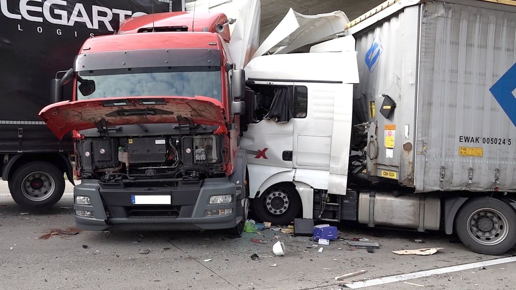 Drei LKW-Fahrer wurden teils schwer verletzt.