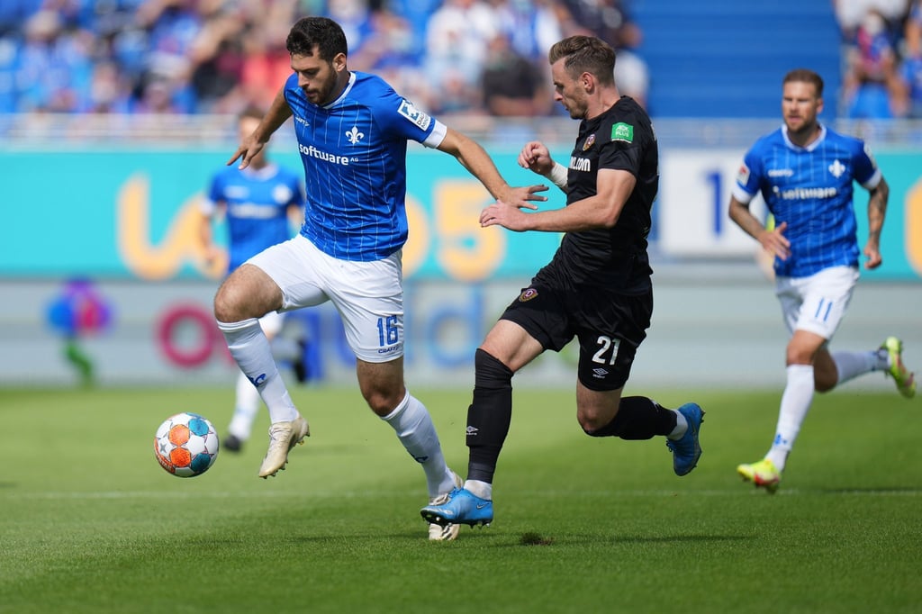 Darmstadts Mathias Honsak (l) und Dresdens Michael Sollbauer kämpfen um den Ball.