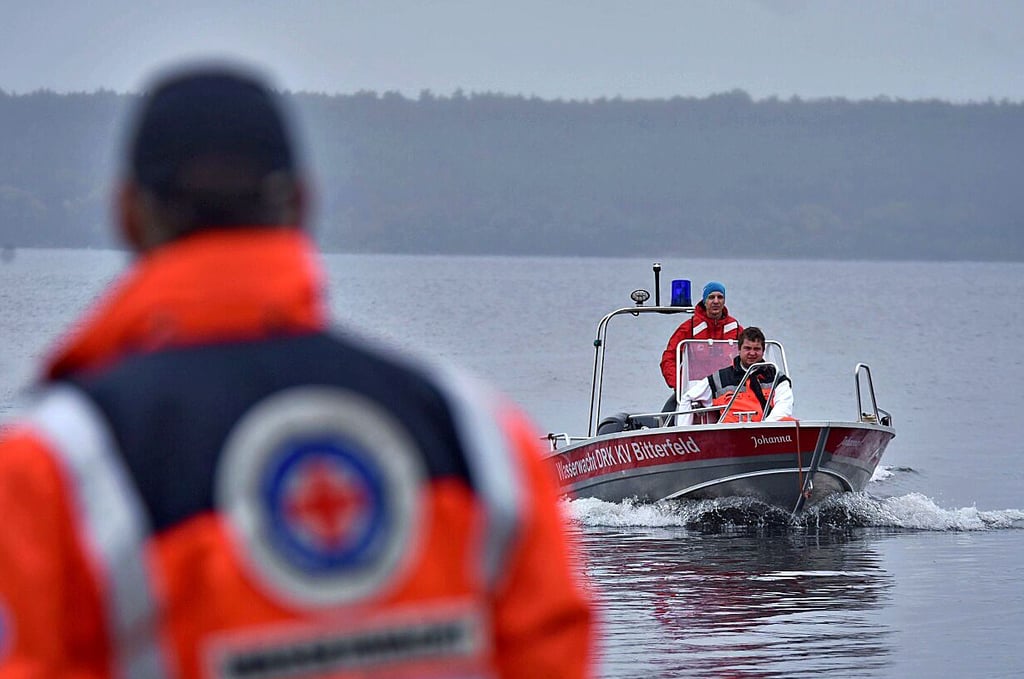 Die DRK Wasserwacht Bitterfeld, hatte sich Verstärkung aus Magdeburg geholt, insgesamt waren vier Fahrzeuge und vier Boote im Einsatz.