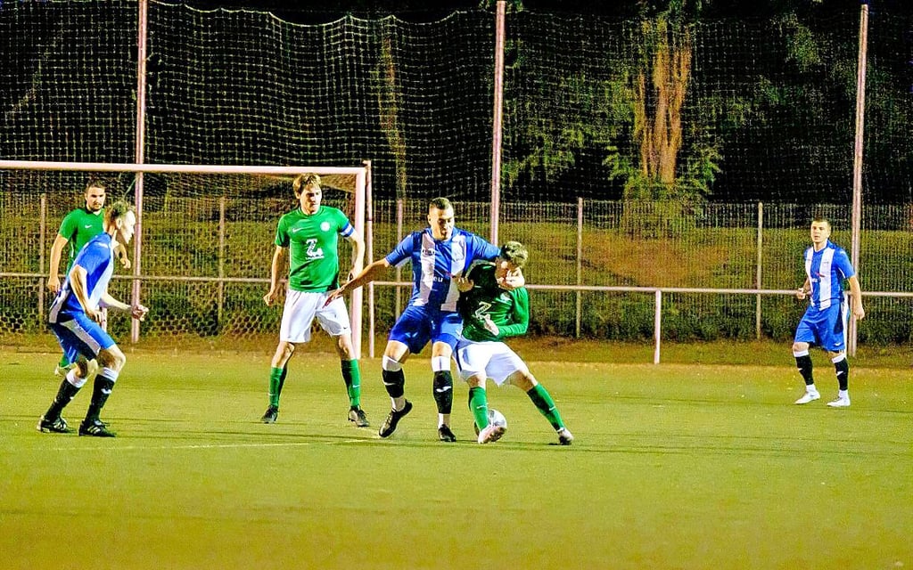 Der FC Grün-Weiß Piesteritz kann auch energisch verteidigen.