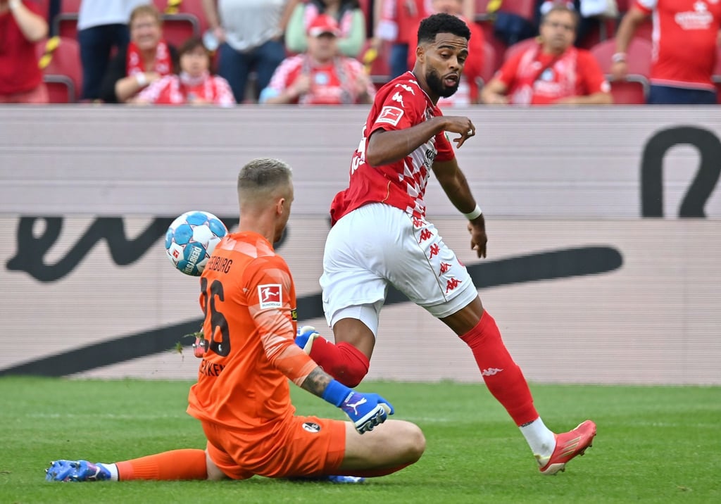 Der Mainzer Jeremiah St. Juste verliert das Duell gegen Freiburgs Torwart Mark Flekken.