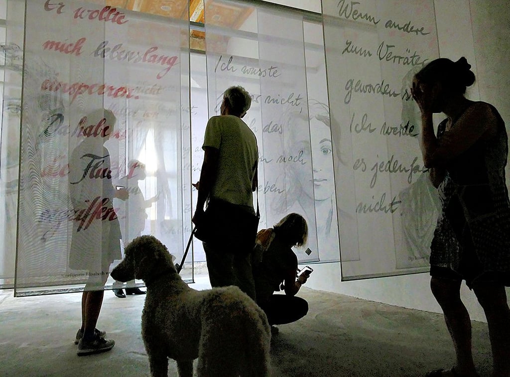 Vergangenheit und Gegenwart werden in der Kunstinstallation von Petra Reichenbach zu sich überlappende Schatten.