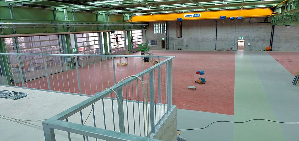 Blick in einen Teil der neuen Produktionshallen. Hier stehen künftig    40 Lkw-Stellplätze zur Verfügung.  Die Materialversorung erfolgt unterirdisch.