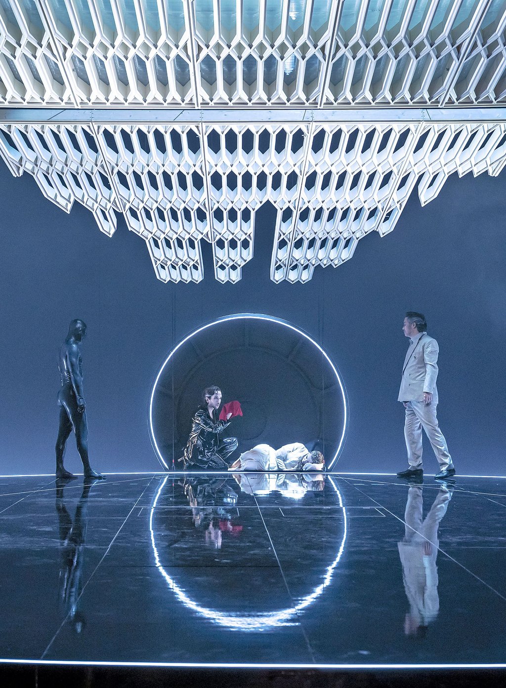 Kunstvolle Verwirrung beim Spiel im Spiel auf sigelnder Bühne: Sergiy Mishchurenko Puck, l.), Leandro Marziotte Oberon, 2.v.l.), Vanessa Waldhart (Titania), Ki-Hyun Park (Theseus)