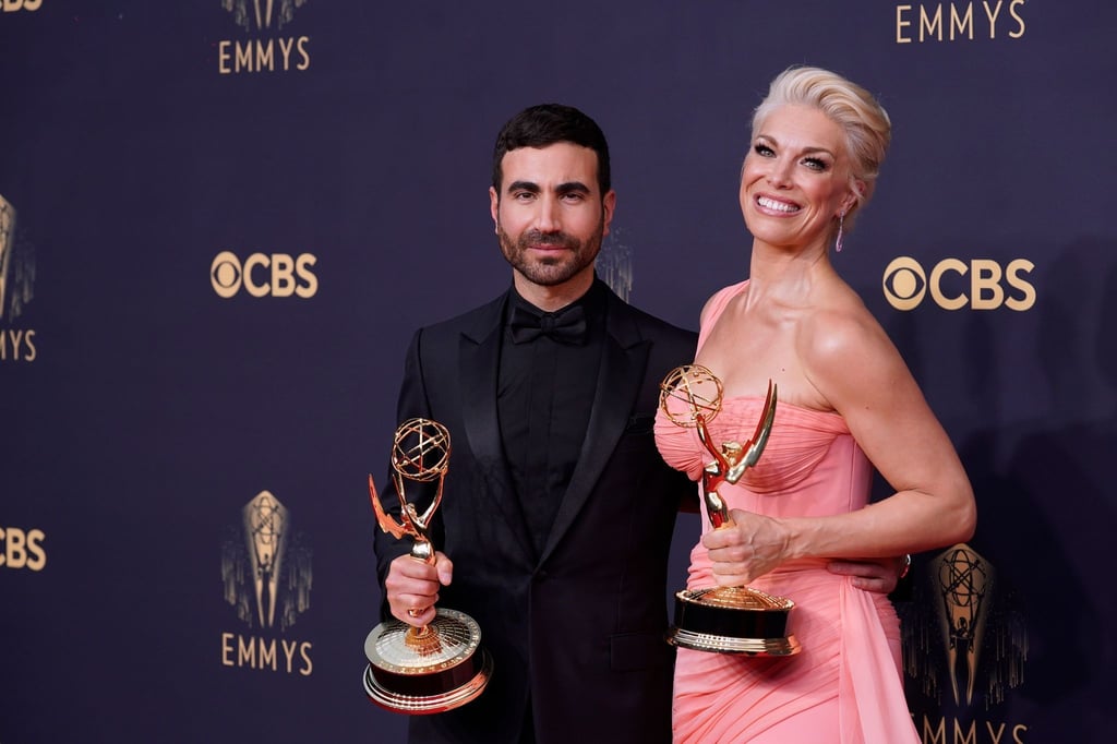 Der britische Schauspieler Brett Goldstein und die britische Schauspielerin Hannah Waddingham posieren auf dem roten Teppich der 73. Emmy Awards in Los Angeles.